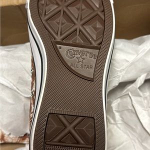 Never worn Chuck Taylor All Star Dip Dye Color: Warm Tan/White
Size: Women's 6
